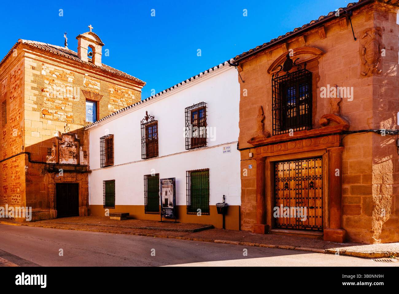 L'Oratorio di Santo Tomasillo (L) e il Palazzo del Marchese di Entrambasaguas (R). Villanueva de los Infantes, Ciudad Real, Castilla–la Mancha, Spa Foto Stock