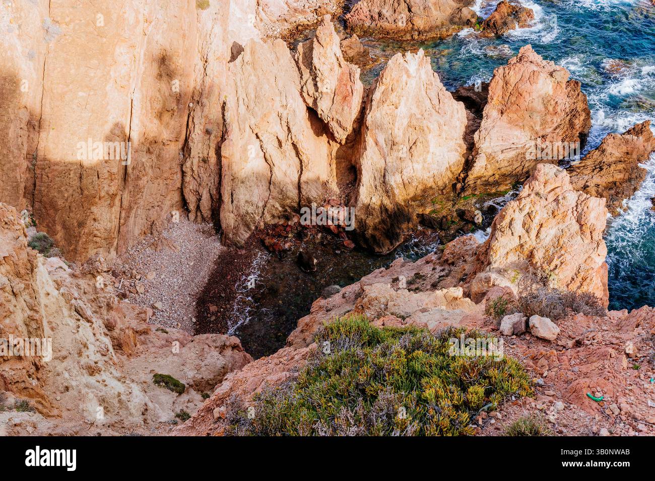 Mermaids' Cove vicino alla Mermaid's Reef. Arrecife de las Sirenas è un punto di riferimento del Parco naturale Cabo de Gata-Níjar. Níjar, Almería, Andalucía Foto Stock