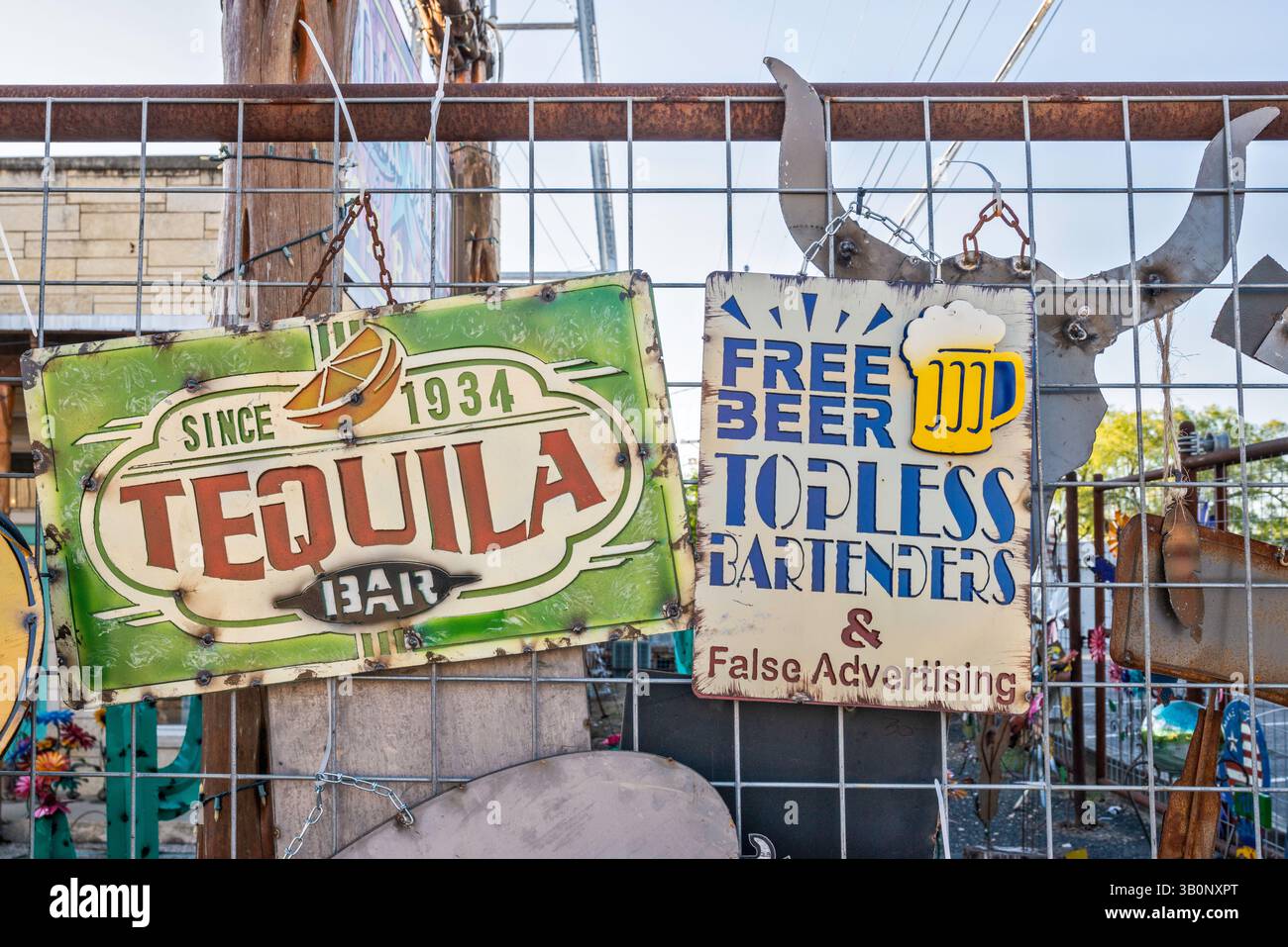 Insegne umoristiche al Cedar Street Market di Bandera, Texas, Stati Uniti Foto Stock