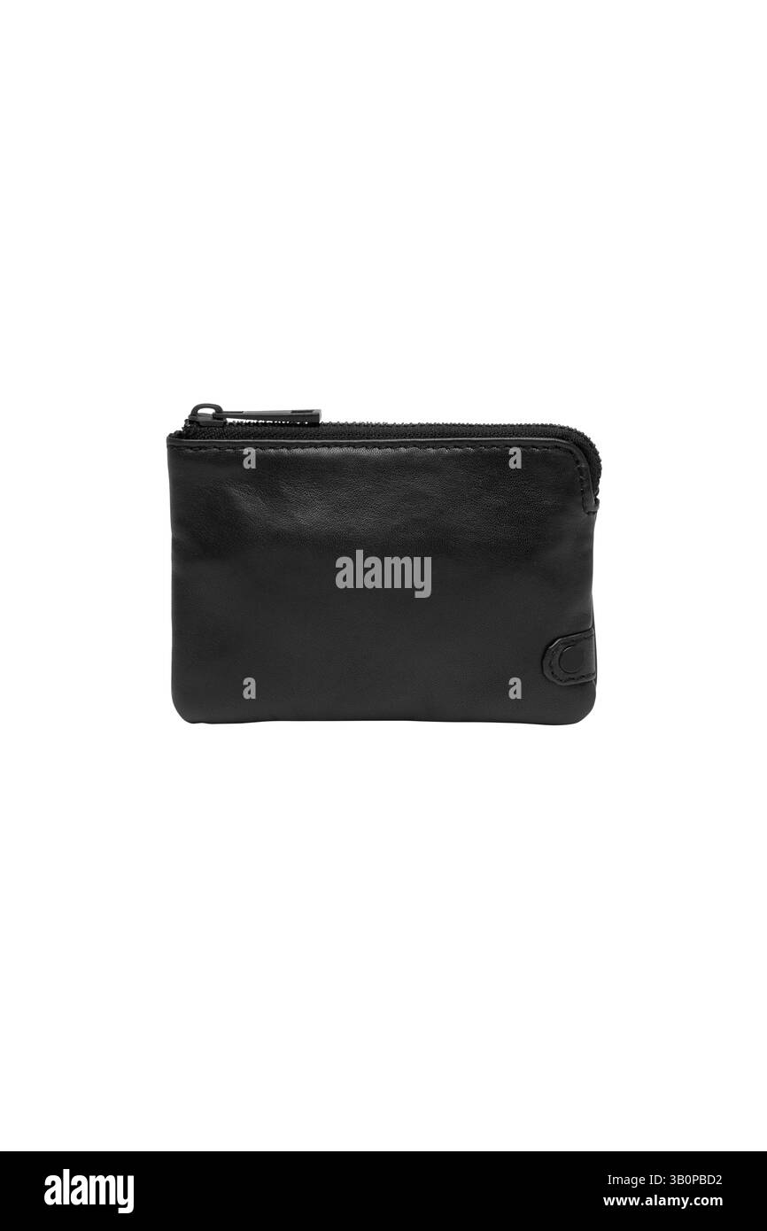 un elegante portamonete in pelle nera dallo stile minimalista con chiusura a zip è esposto su uno sfondo bianco scuro in un ambiente da studio Foto Stock