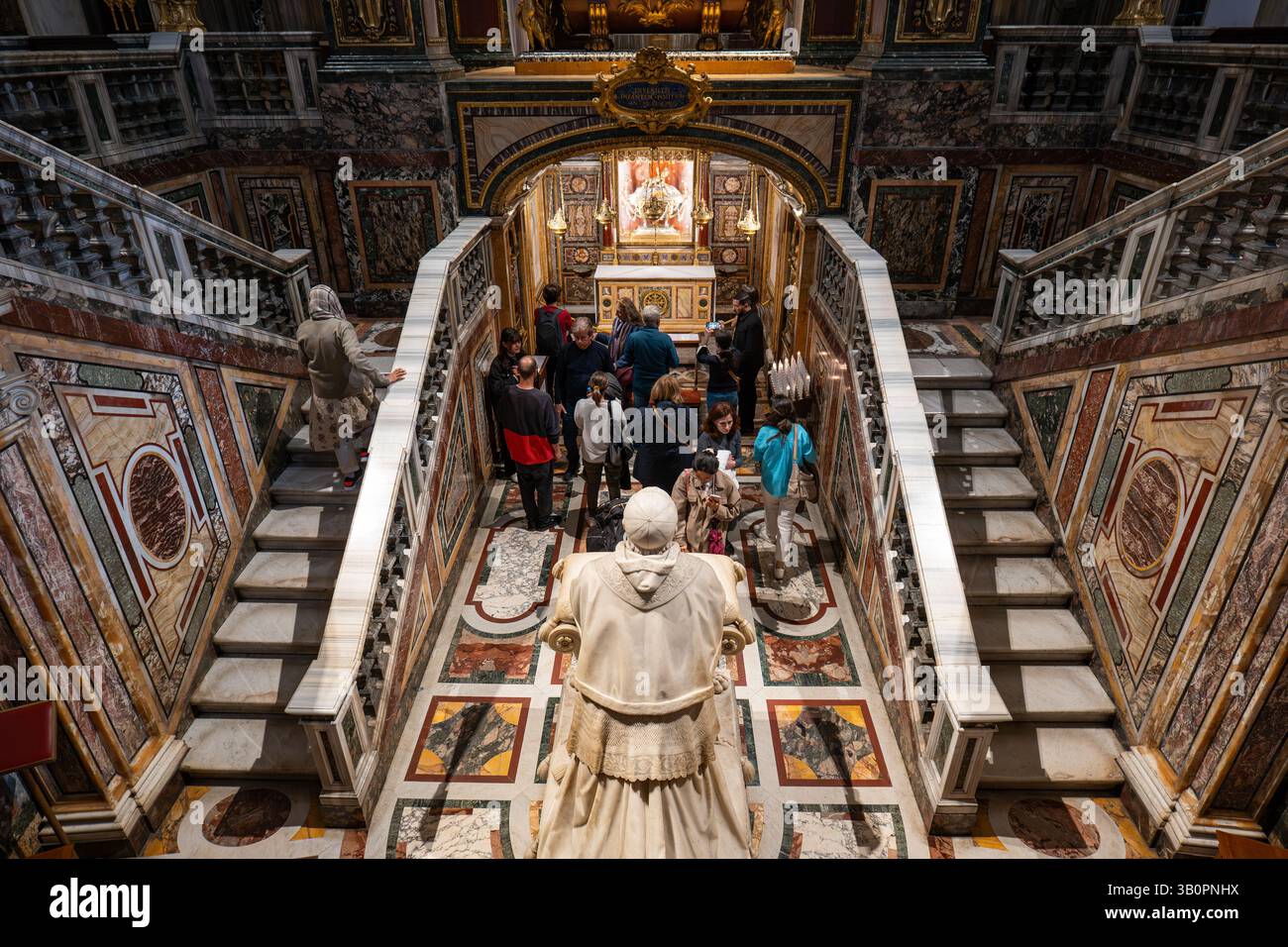 15-04-2025 città del Vaticano, Roma, Italia. Statua di Papa Pio IX in preghiera di fronte al Sacro Presepe. Vista dall'interno della Basilica Papale di Santa Maria Foto Stock
