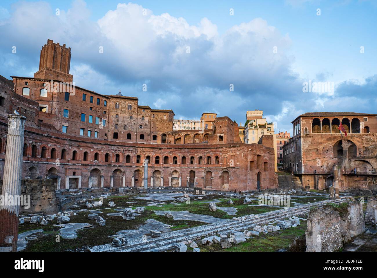 17-04-2025 Roma, Italia. Mercato dell'imperatore Traiano noto anche come mercati di Traiano Museo dei fori Imperiali. Vista grandangolare, cielo nuvoloso, nessuna persona. Foto Stock