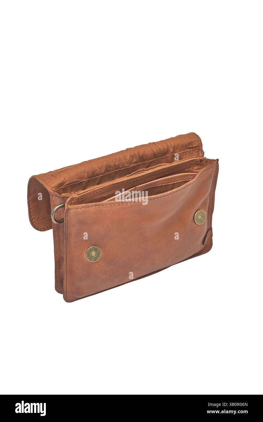 la vista interna di una pochette aperta in pelle marrone rustica con chiusure magnetiche a scatto presenta tasche interne e dettagli con illuminazione neutra e Foto Stock