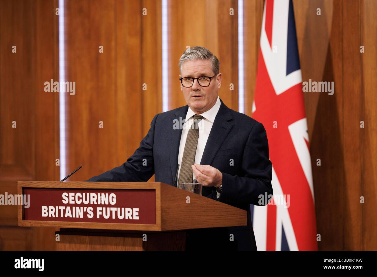 LONDRA, INGHILTERRA, Regno Unito - 11 aprile 2025 - il primo ministro britannico Sir Keir Starmer rilascia una dichiarazione ai media sul futuro dell'acciaio britannico da parte di Downing S. Foto Stock