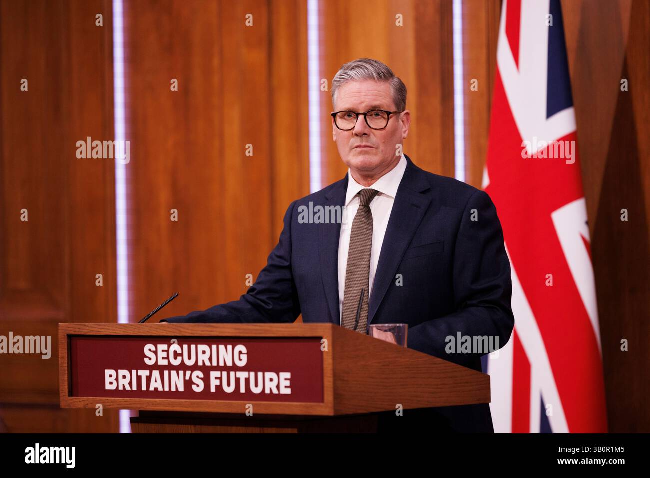 LONDRA, INGHILTERRA, Regno Unito - 11 aprile 2025 - il primo ministro britannico Sir Keir Starmer rilascia una dichiarazione ai media sul futuro dell'acciaio britannico da parte di Downing S. Foto Stock