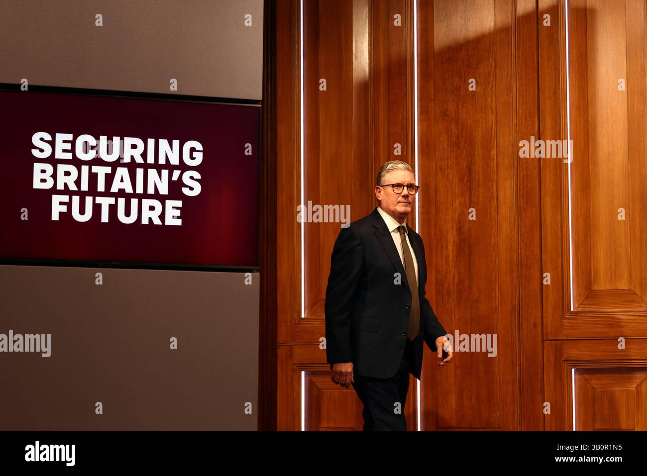 LONDRA, INGHILTERRA, Regno Unito - 11 aprile 2025 - il primo ministro britannico Sir Keir Starmer rilascia una dichiarazione ai media sul futuro dell'acciaio britannico da parte di Downing S. Foto Stock