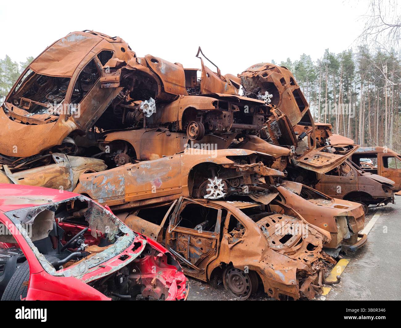 Auto civili bruciate a Irpin come risultato della guerra Foto Stock