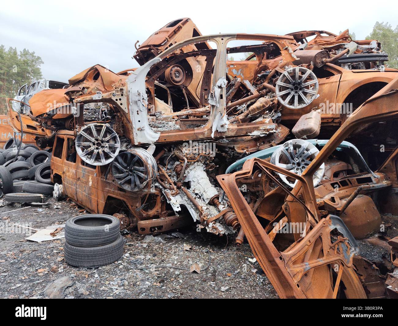 Auto civili bruciate a Irpin come risultato della guerra Foto Stock