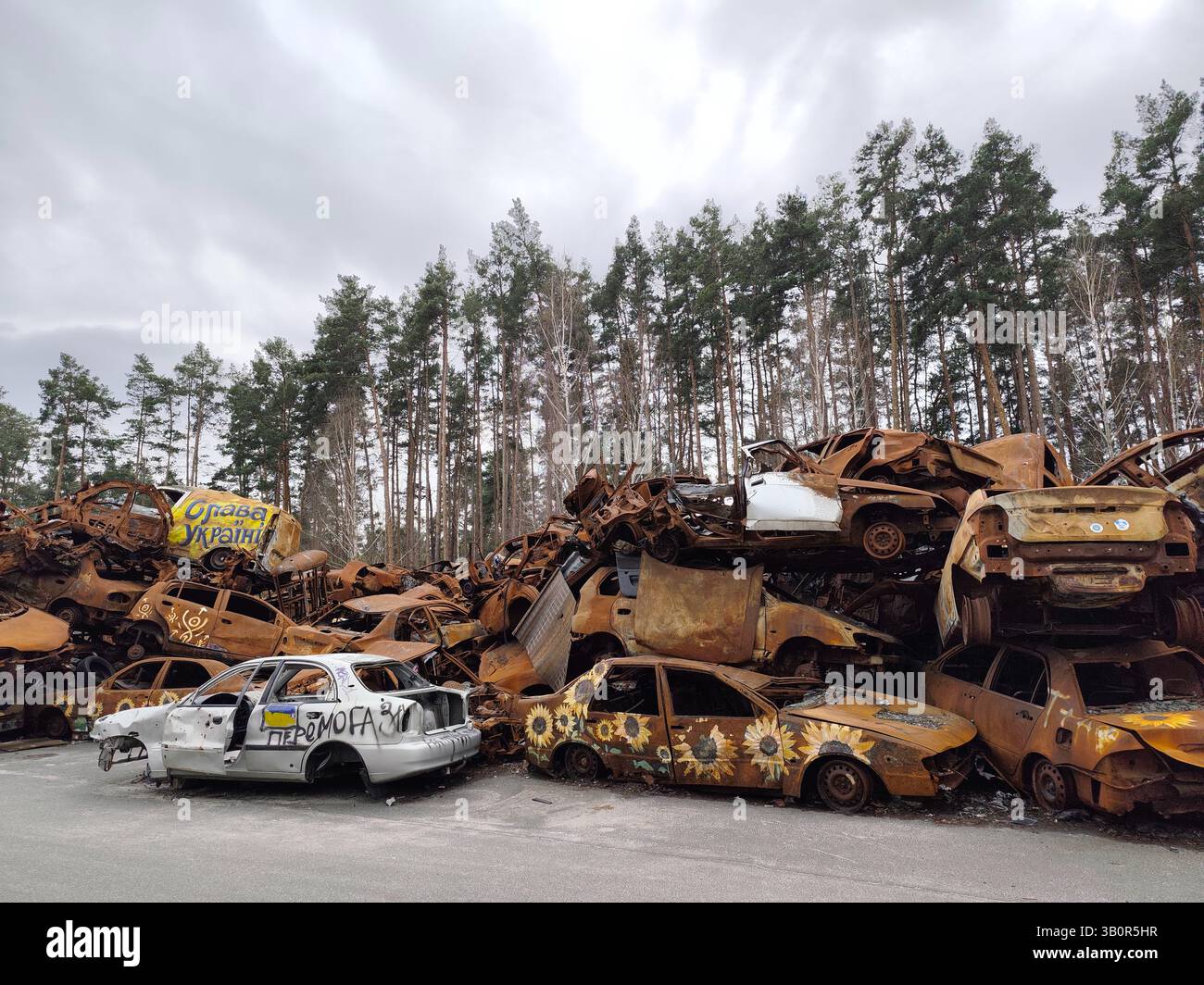 Auto civili bruciate a Irpin come risultato della guerra Foto Stock