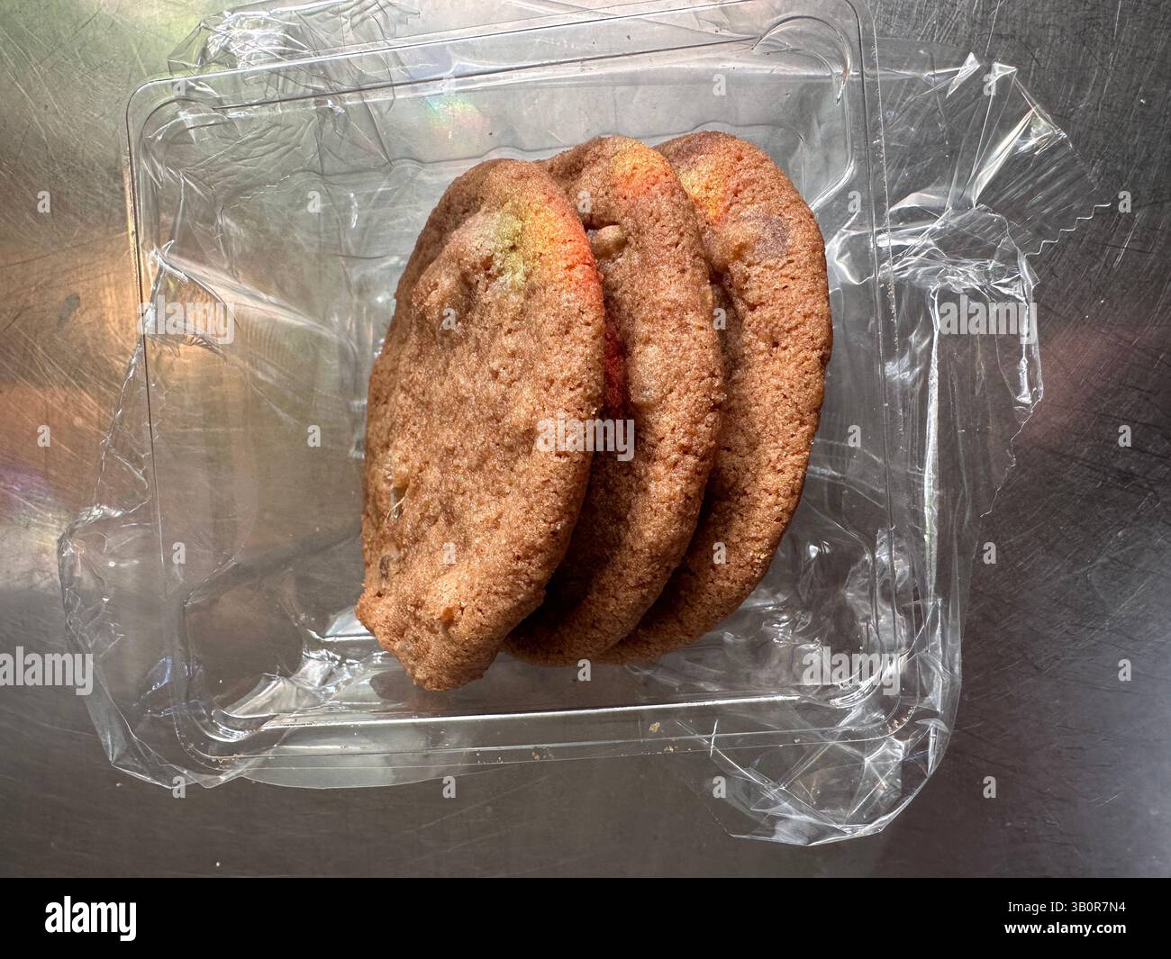 3 biscotti sul tavolo da cucina ancora in una confezione di plastica Foto Stock