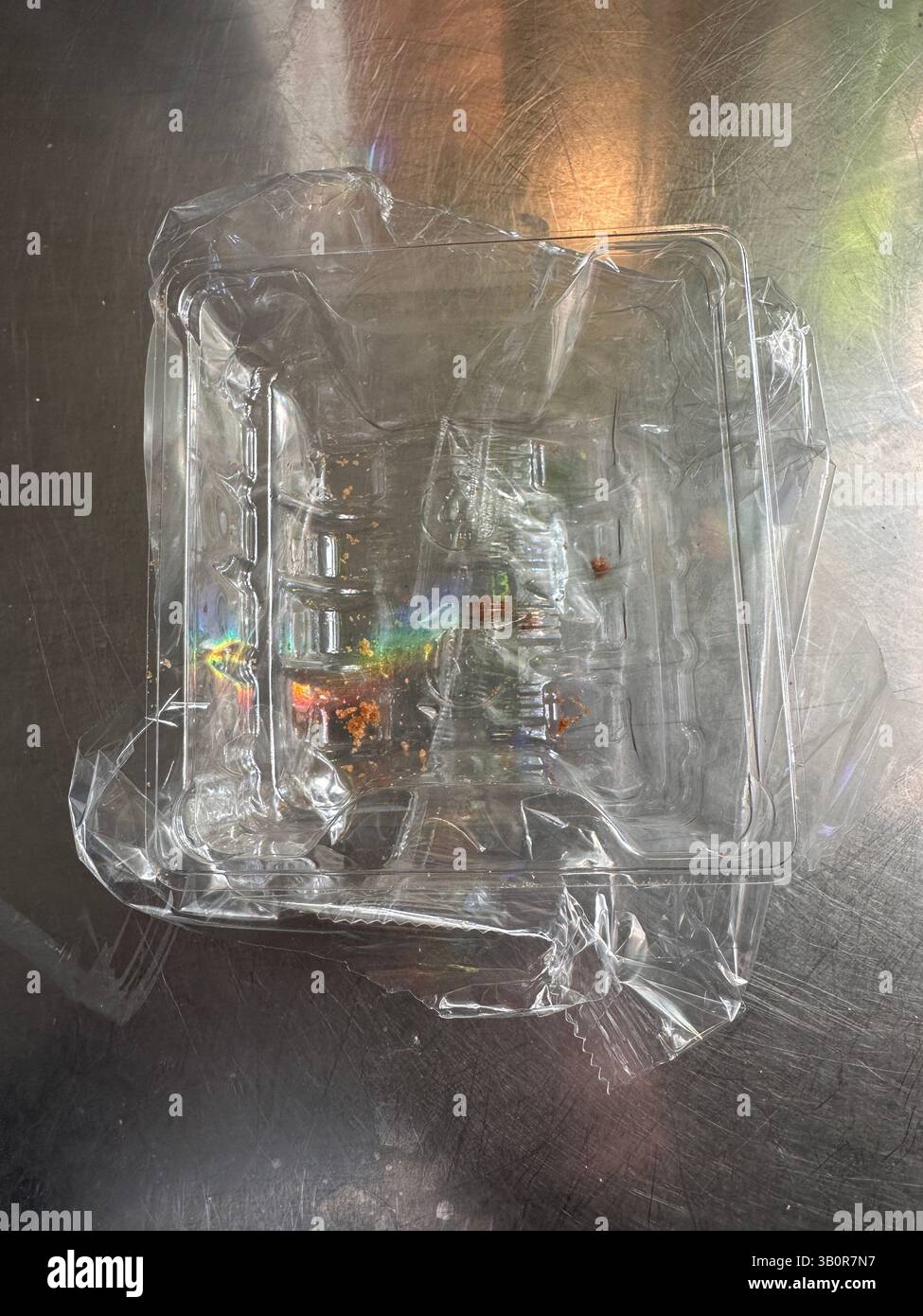 3 biscotti sul tavolo da cucina ancora in una confezione di plastica Foto Stock