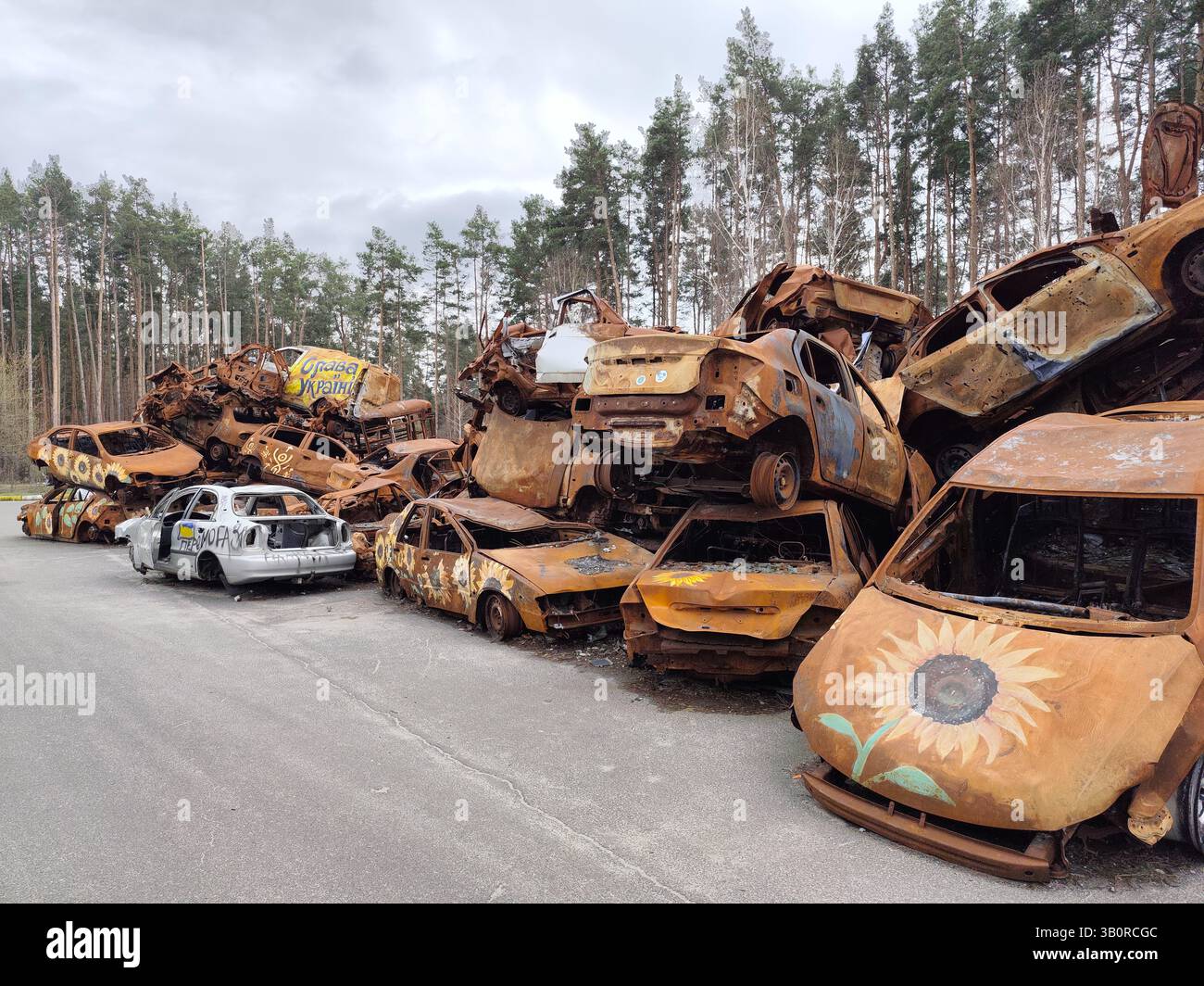 Auto civili bruciate a Irpin come risultato della guerra Foto Stock