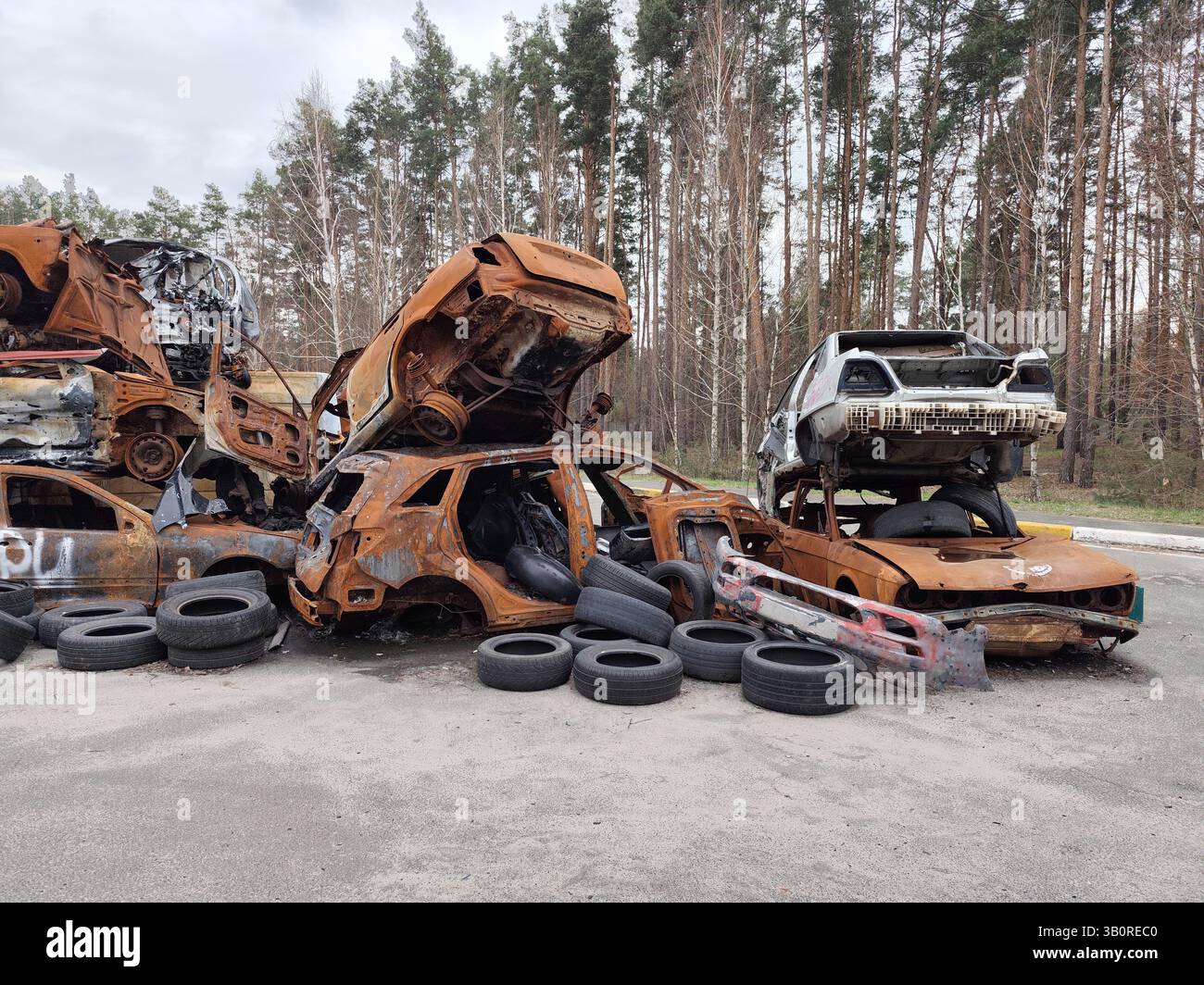 Auto civili bruciate a Irpin come risultato della guerra Foto Stock
