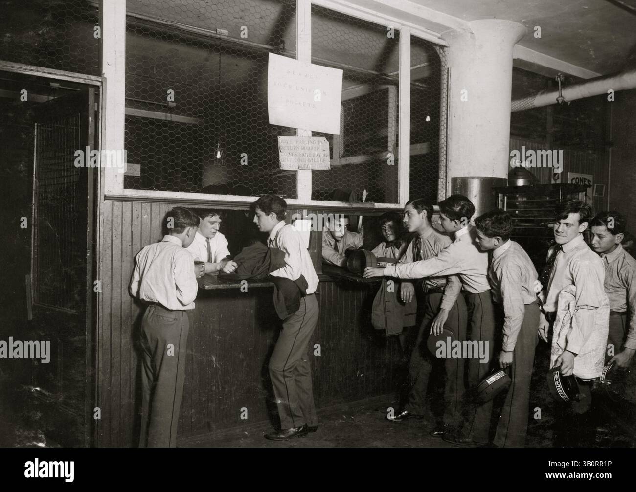 06 giugno 1910 - NY, NY, USA - Messaggeri presso l'ufficio principale, Postal Telegraph Co., 283 Broadway, consegnando le loro uniformi a fine giornata. I ragazzi sono attentamente sorvegliati e i vestiti sono ben tenuti. - 22:30, al Center Market. 11 anni, Old Celery Vendor Gus Strateges, 212 Jackson Hall Alley. Ha venduto fino alle 23 ed era di nuovo fuori domenica mattina a vendere i giornali ana gum. E' in questo paese da solo un anno e mezzo. (Immagine di credito: © BuyEnlarge/ZUMAPRESS.com) Foto Stock