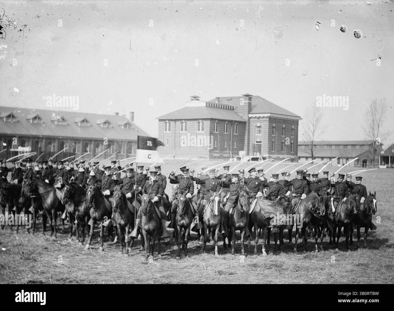 6 giugno 1913 - ft. Bliss, Stati Uniti - Cavalleria montata è un carro di formazione alla loro base. (Immagine di credito: © BuyEnlarge/ZUMAPRESS.com) Foto Stock
