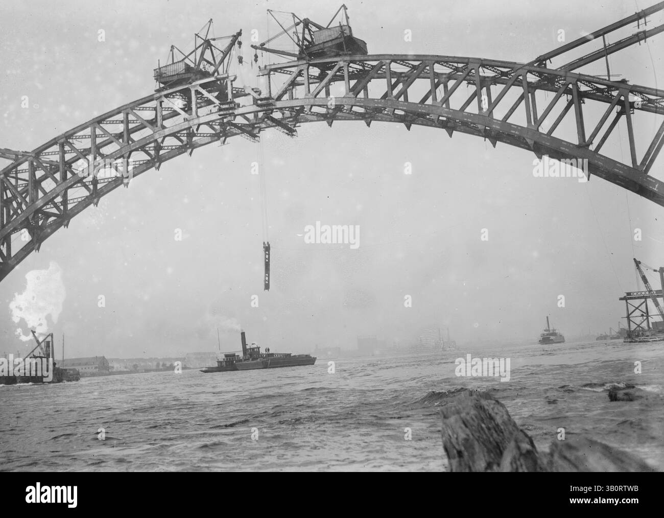 1915 - New York, NY, Stati Uniti - completamento del ponte ferroviario Hell Gate sull'East River che collega il Queens a Manhattan. (Immagine di credito: © BuyEnlarge/ZUMAPRESS.com) Foto Stock