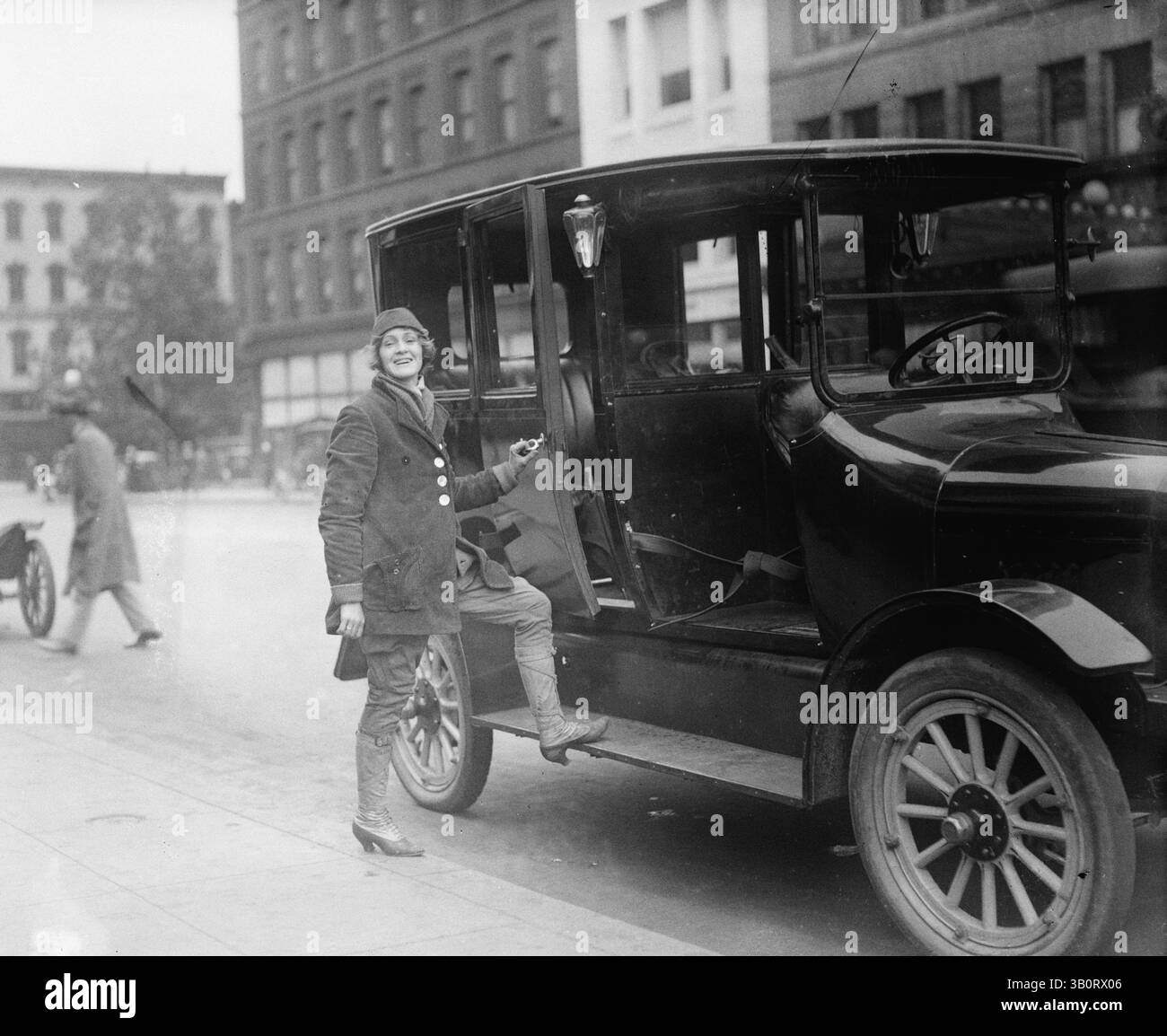 6 giugno 1918 - Stati Uniti - donne tassisti. (Immagine di credito: © BuyEnlarge/ZUMAPRESS.com) Foto Stock