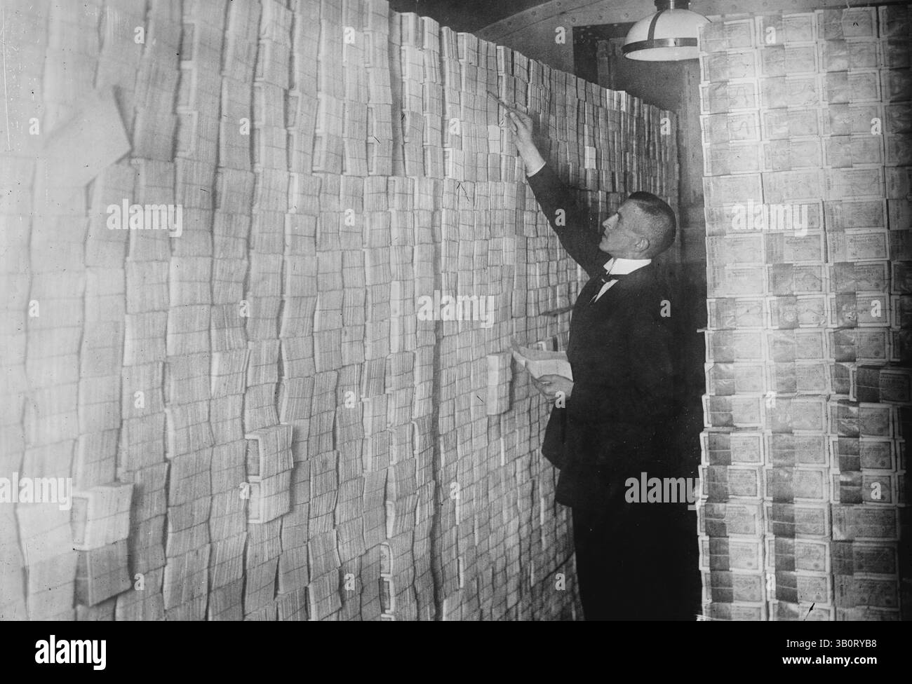 1922 - Berlino, Germania - l'inflazione a Weimar in Germania ha accumulato carta moneta da pavimento a soffitto in una banca di Berlino. (Immagine di credito: © BuyEnlarge/ZUMAPRESS.com) Foto Stock