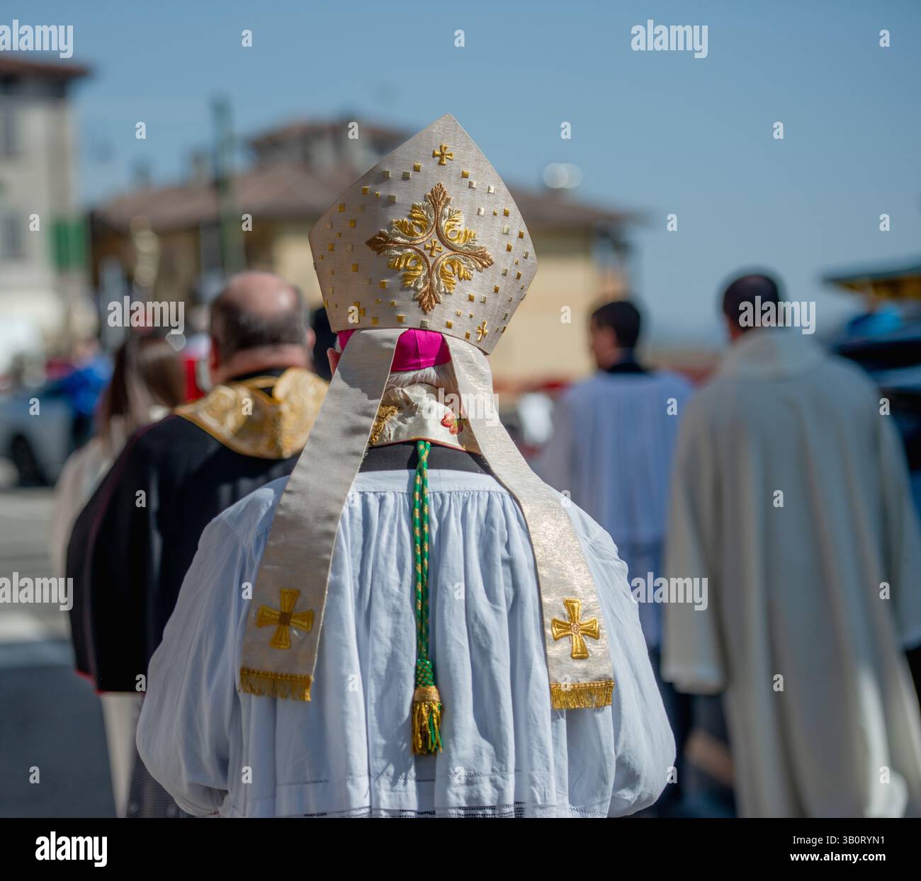Mitra ricamata a mano con filo dorato Foto Stock