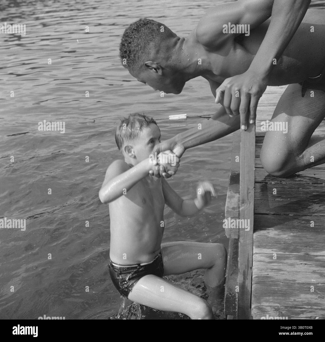 1943 - Southfields, New York, Stati Uniti - attività interrazziali a Camp Nathan Hale - Una scena al molo di nuoto. (Immagine di credito: © BuyEnlarge/ZUMAPRESS.com) Foto Stock