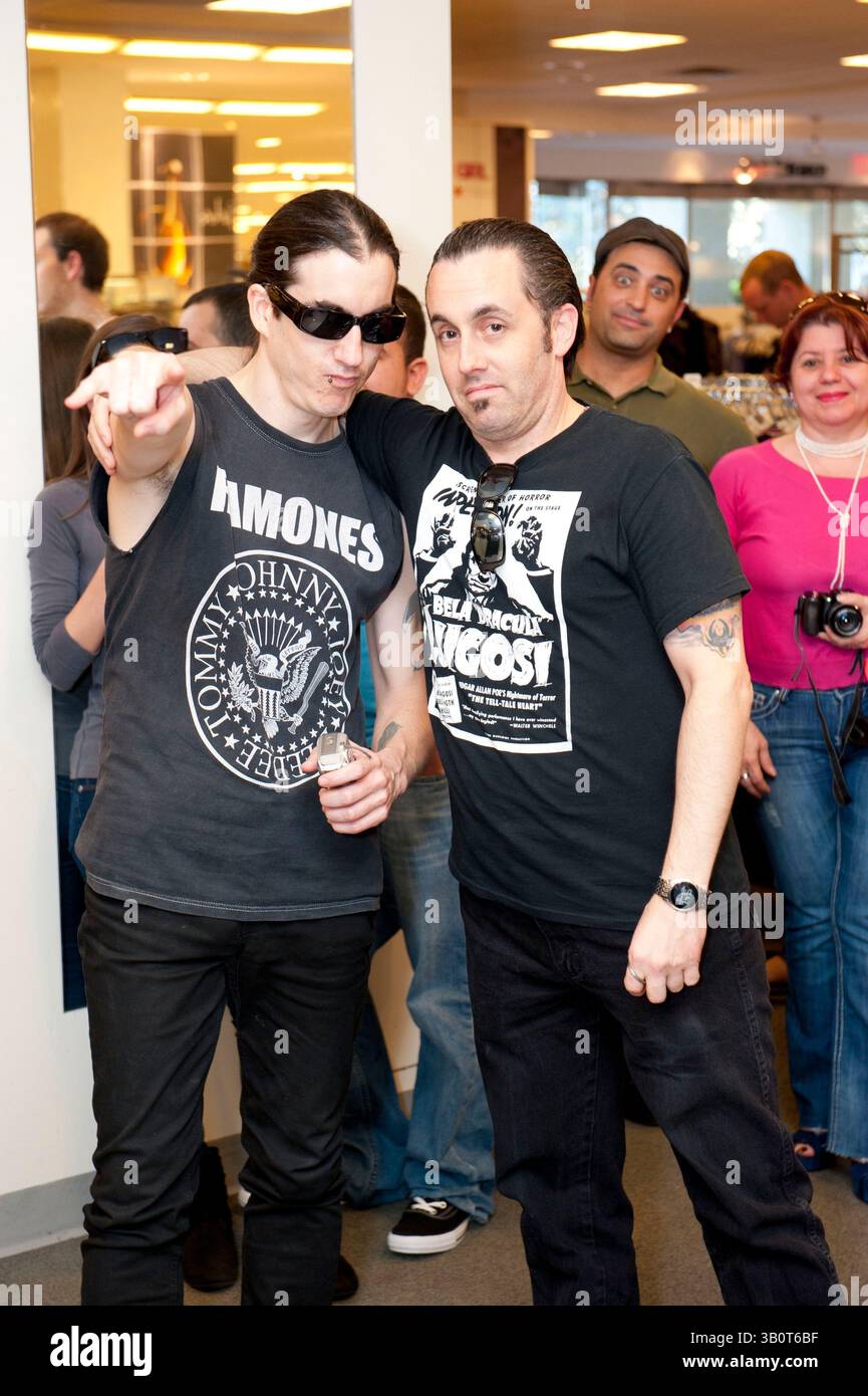 15 gennaio 2011 - Aventura , Florida, Stati Uniti - Macy's ospita un'esibizione acustica gratuita e l'apparizione del frontman dei Good Charlotte, i fratelli Madden all'Aventura Mall. Macy's e American Rag hanno collaborato con i fratelli Madden per sostenere il loro nuovo album Cardiology. I fan di LA CHRISTOPHER LEE e JOHN JANOS della band "Death Becomes You" partecipano allo spettacolo. (Immagine di credito: © Michele Sandberg/ZUMAPRESS.com) Foto Stock