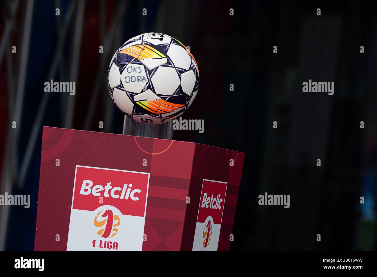 OPOLE, POLONIA – 23 APRILE 2025: BetClic 1 Liga Match Odra Opole vs Stal Rzeszow. Nella foto 1 Liga ufficiale Select Ball. Foto Stock