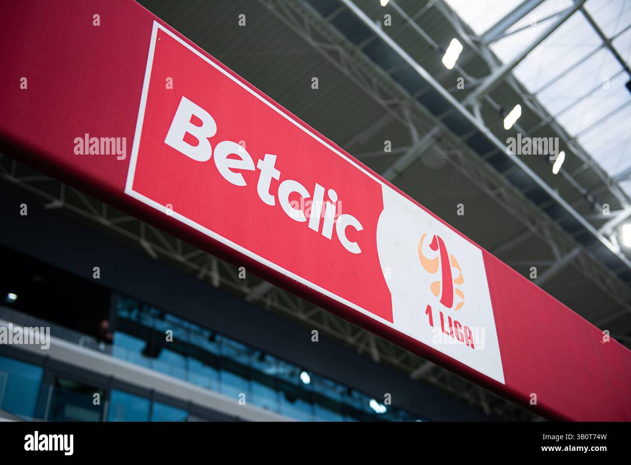 OPOLE, POLONIA – 23 APRILE 2025: BetClic 1 Liga Match Odra Opole vs Stal Rzeszow. Nella foto il logo di Betclic 1 Liga. Foto Stock