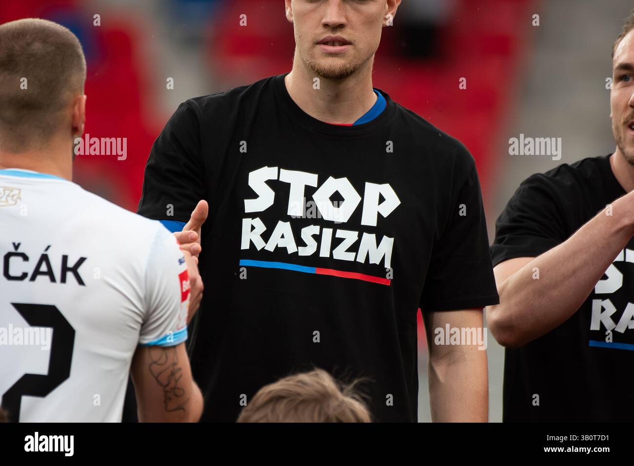 OPOLE, POLONIA – 23 APRILE 2025: BetClic 1 Liga Match Odra Opole vs Stal Rzeszow. In foto giocatore Odra che indossa la maglietta "Stop rasism". Foto Stock