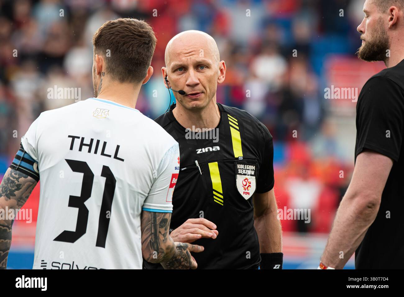 OPOLE, POLONIA – 23 APRILE 2025: BetClic 1 Liga Match Odra Opole vs Stal Rzeszow. In foto arbitro Piotr Urban (centro). Foto Stock