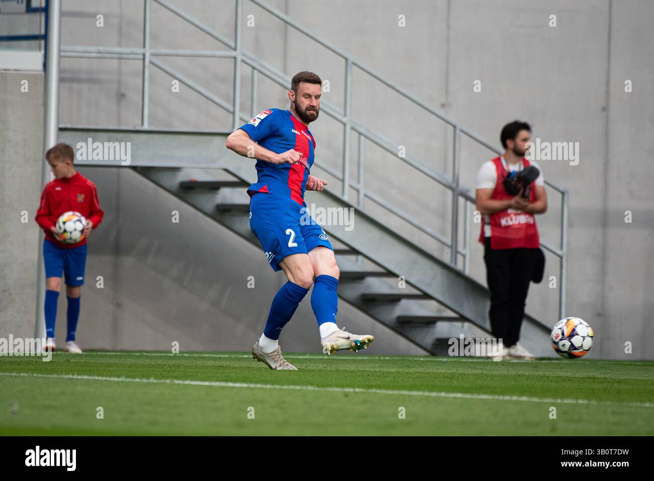 OPOLE, POLONIA – 23 APRILE 2025: BetClic 1 Liga Match Odra Opole vs Stal Rzeszow. Nella foto Piotr Żemło (2). Foto Stock