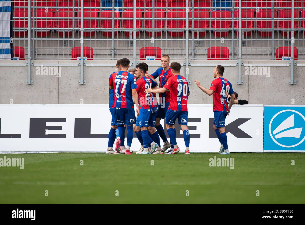OPOLE, POLONIA – 23 APRILE 2025: BetClic 1 Liga Match Odra Opole vs Stal Rzeszow. Nella foto il team Odra Opole festeggia un gol. Foto Stock