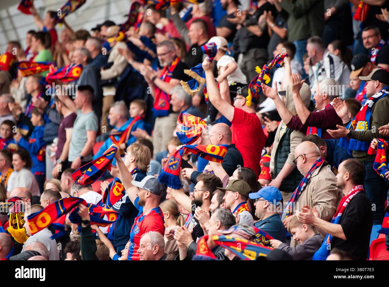 OPOLE, POLONIA – 23 APRILE 2025: BetClic 1 Liga Match Odra Opole vs Stal Rzeszow. Nella foto i fan di Odra Opole celebrano il gol. Foto Stock