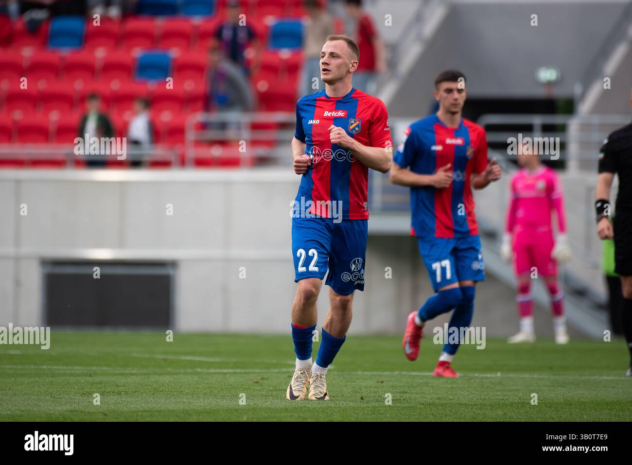 OPOLE, POLONIA – 23 APRILE 2025: BetClic 1 Liga Match Odra Opole vs Stal Rzeszow. Nella foto Mateusz Spychała (22). Foto Stock