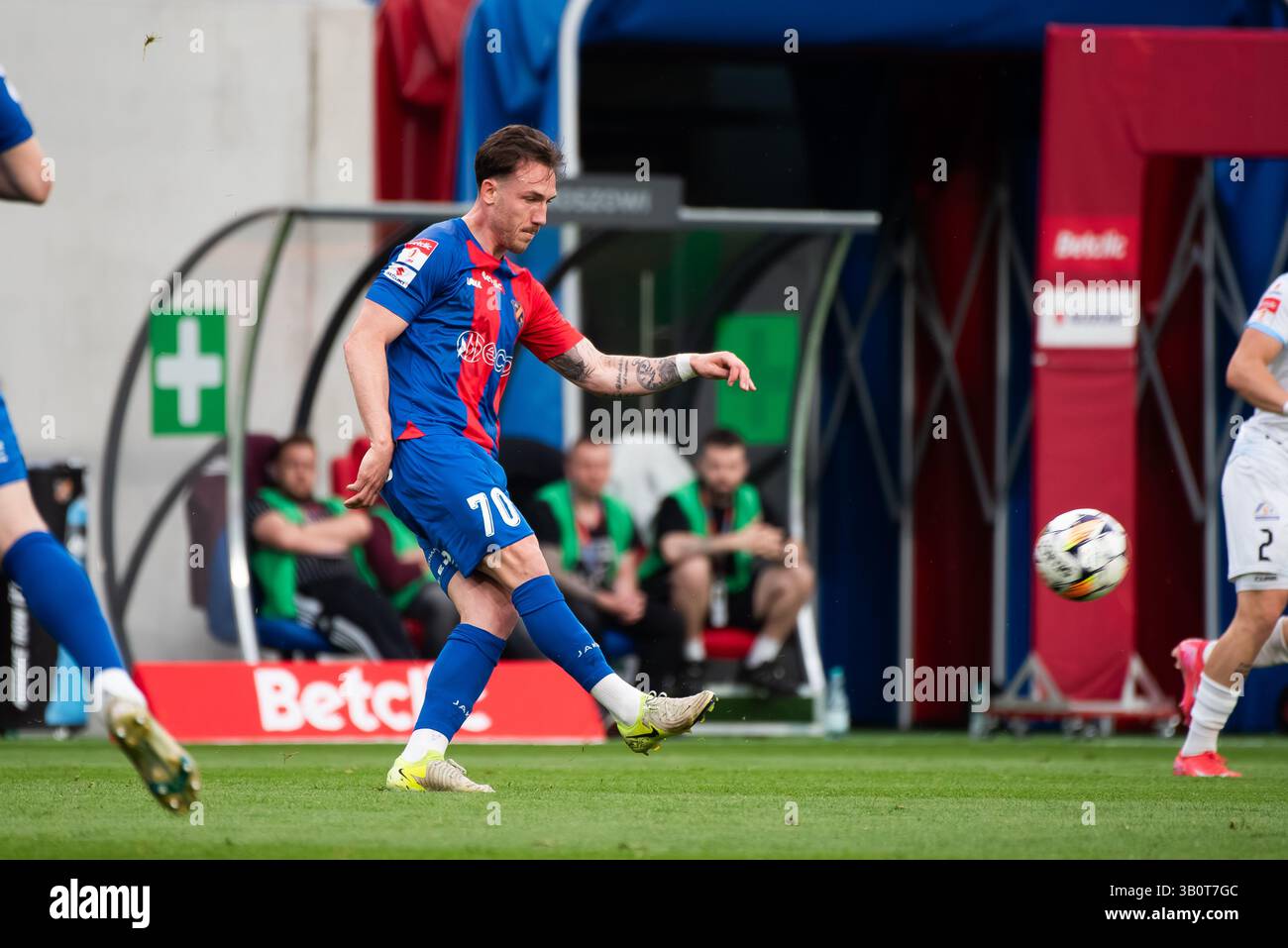 OPOLE, POLONIA – 23 APRILE 2025: BetClic 1 Liga Match Odra Opole vs Stal Rzeszow. Nella foto Szymon Kobusiński (70). Foto Stock