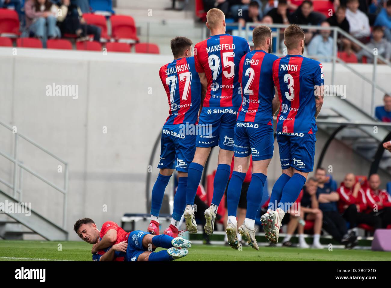OPOLE, POLONIA – 23 APRILE 2025: BetClic 1 Liga Match Odra Opole vs Stal Rzeszow. Nella foto i giocatori di Odra saltano contro il muro durante il calcio di punizione rivale. Foto Stock