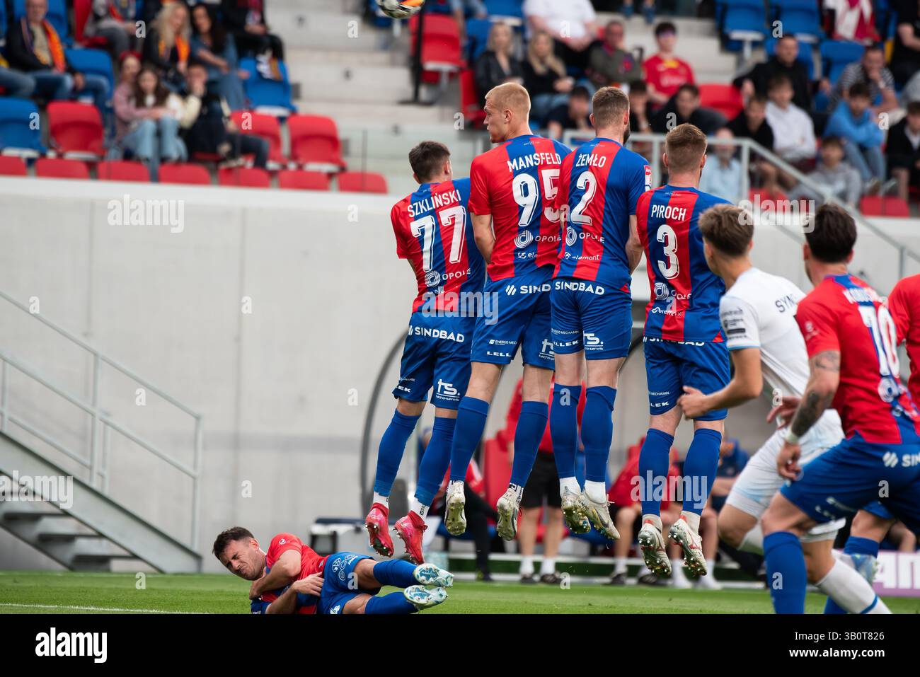 OPOLE, POLONIA – 23 APRILE 2025: BetClic 1 Liga Match Odra Opole vs Stal Rzeszow. Nella foto i giocatori di Odra saltano contro il muro durante il calcio di punizione rivale. Foto Stock
