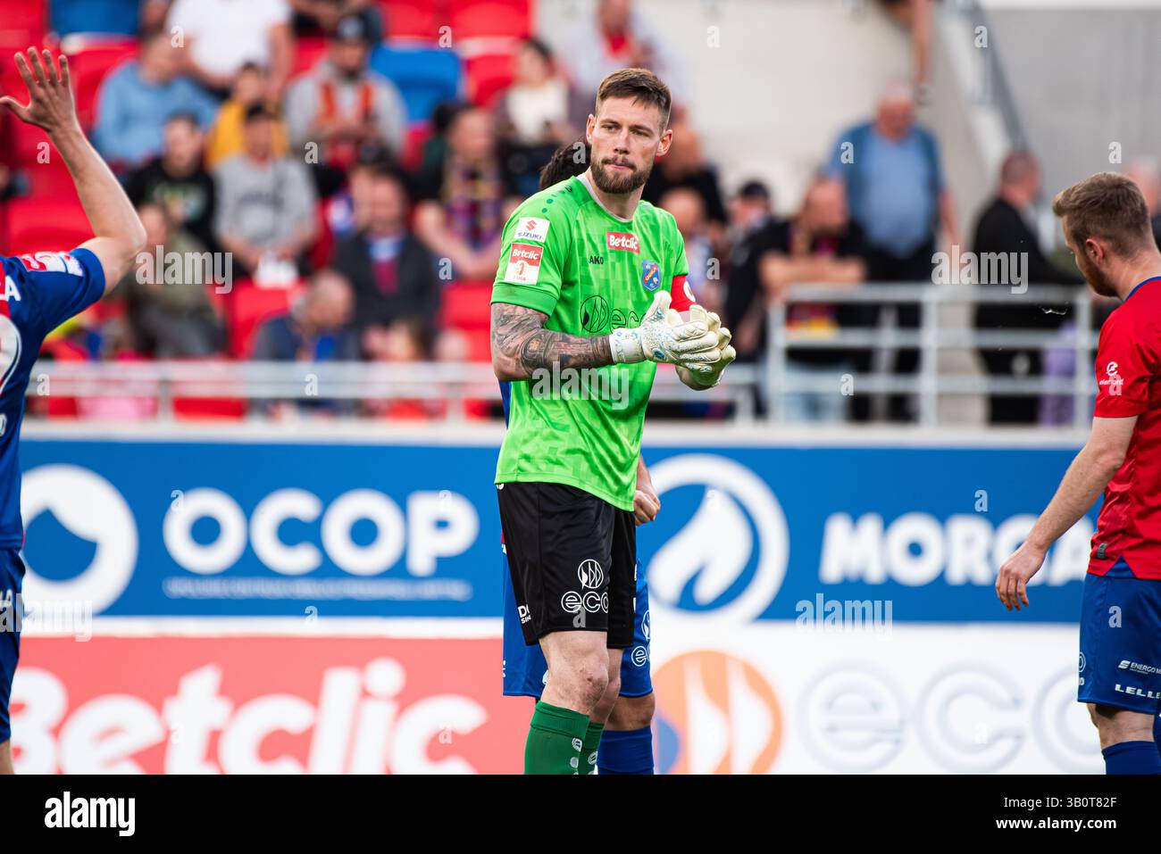 OPOLE, POLONIA – 23 APRILE 2025: BetClic 1 Liga Match Odra Opole vs Stal Rzeszow. Nella foto, il portiere di Odra, Artur Haluch. Foto Stock