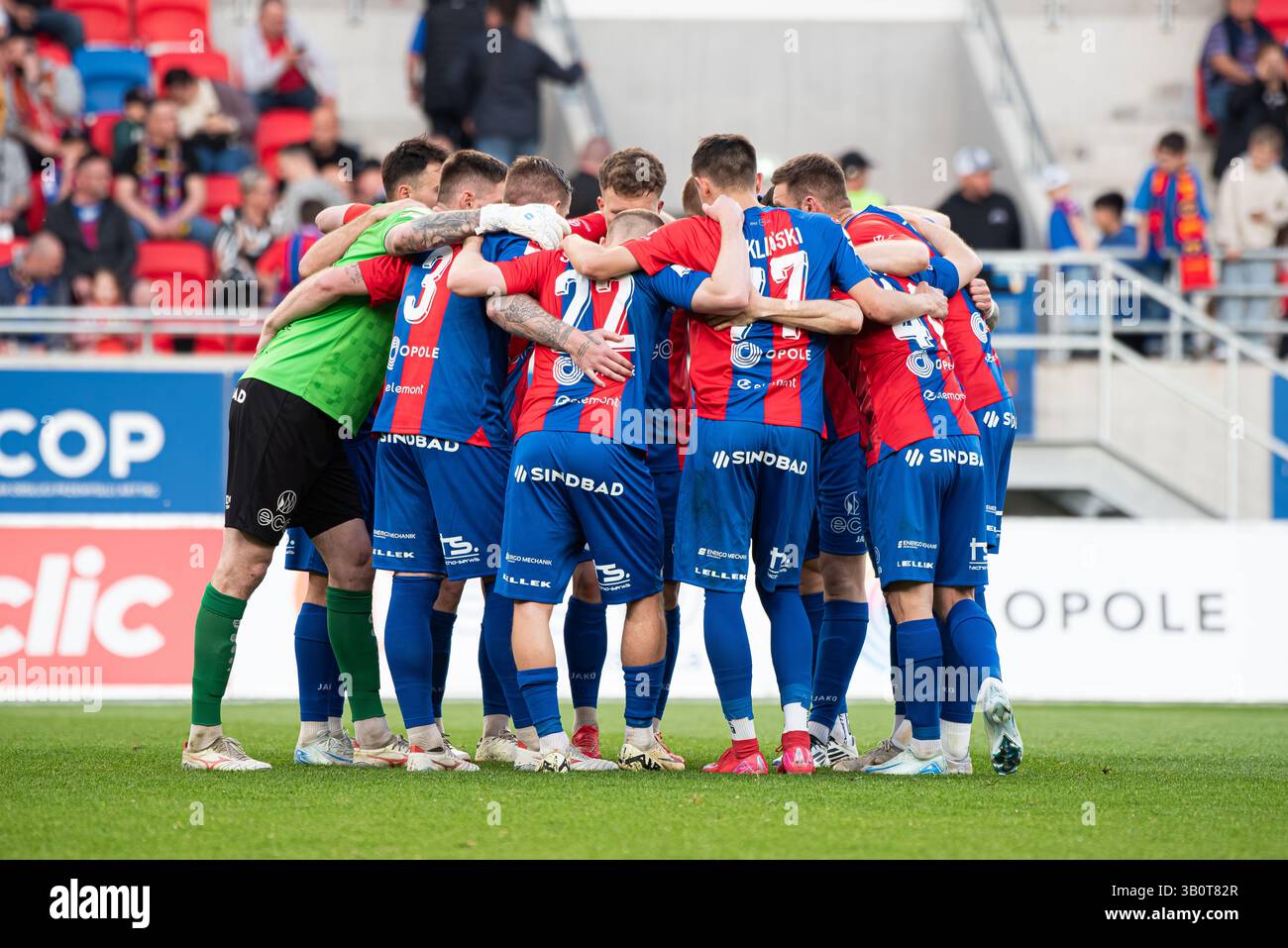 OPOLE, POLONIA – 23 APRILE 2025: BetClic 1 Liga Match Odra Opole vs Stal Rzeszow. Nella foto Odra Opole team. Foto Stock