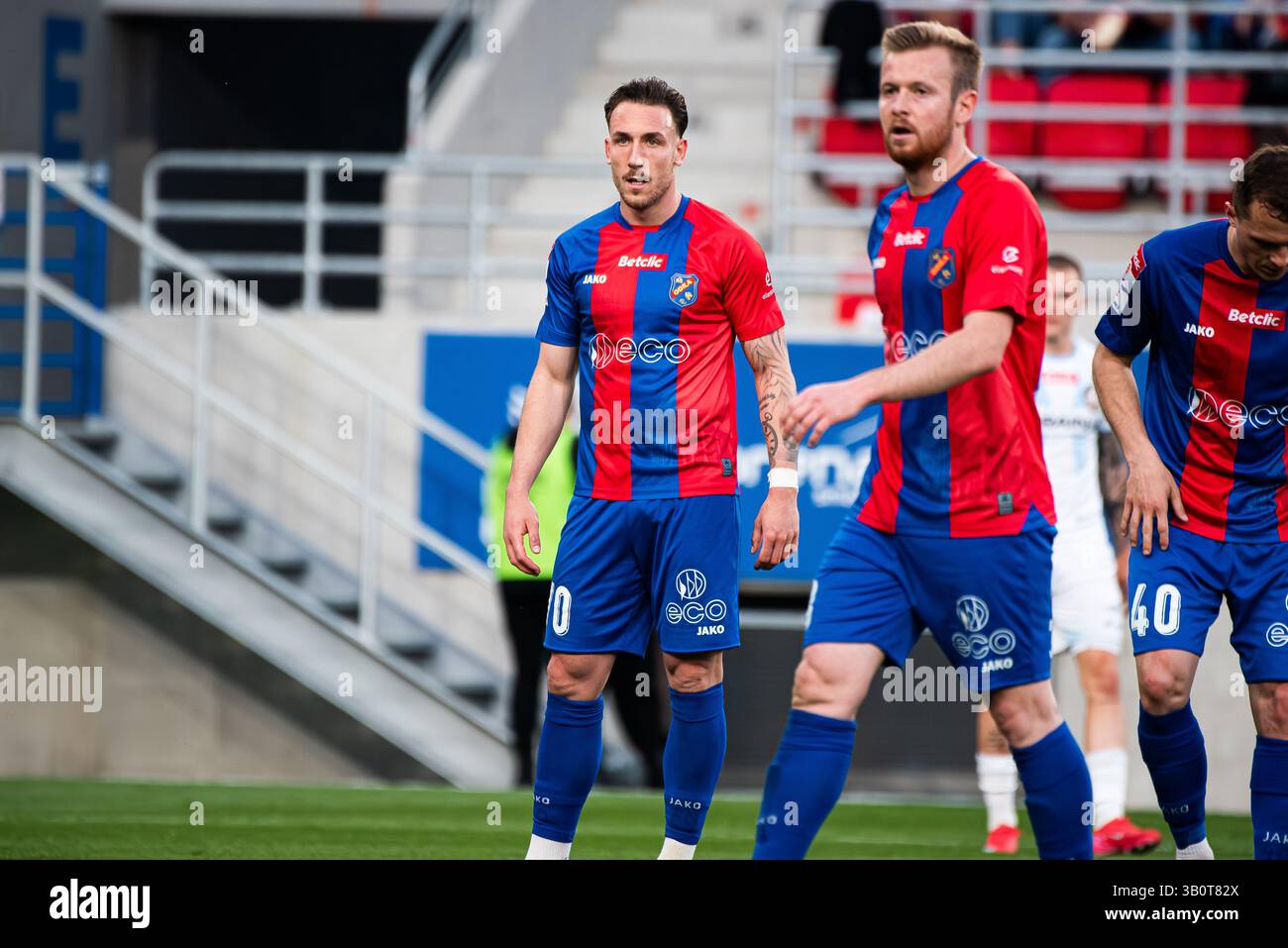 OPOLE, POLONIA – 23 APRILE 2025: BetClic 1 Liga Match Odra Opole vs Stal Rzeszow. Nella foto Szymon Kobusiński (centro, 70). Foto Stock