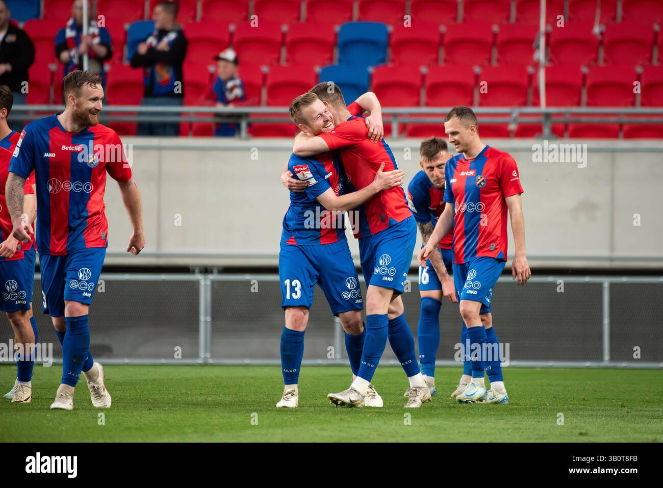 OPOLE, POLONIA – 23 APRILE 2025: BetClic 1 Liga Match Odra Opole vs Stal Rzeszow. Nella foto Adrian Purzycki (13) celebratin goal con squadra e segno di cuore. Foto Stock