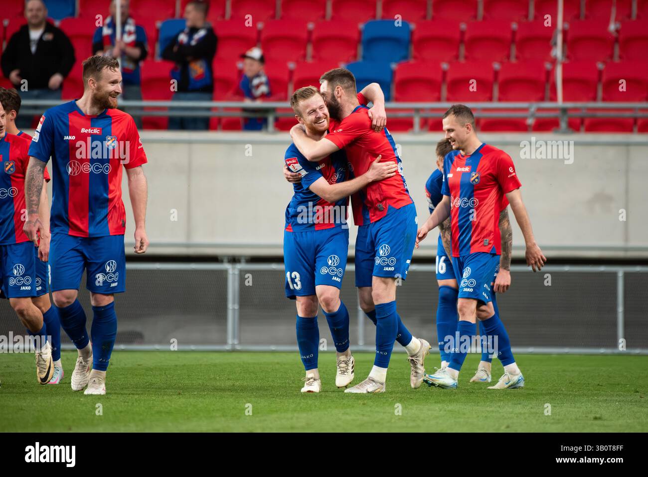 OPOLE, POLONIA – 23 APRILE 2025: BetClic 1 Liga Match Odra Opole vs Stal Rzeszow. Nella foto Adrian Purzycki (13) celebratin goal con squadra e segno di cuore. Foto Stock