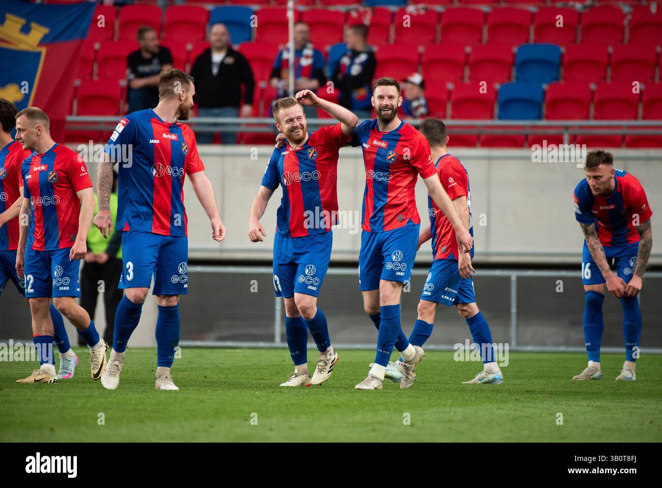 OPOLE, POLONIA – 23 APRILE 2025: BetClic 1 Liga Match Odra Opole vs Stal Rzeszow. Nella foto Adrian Purzycki (13, mano in su) celebratina goal con squadra e segno di cuore. Foto Stock