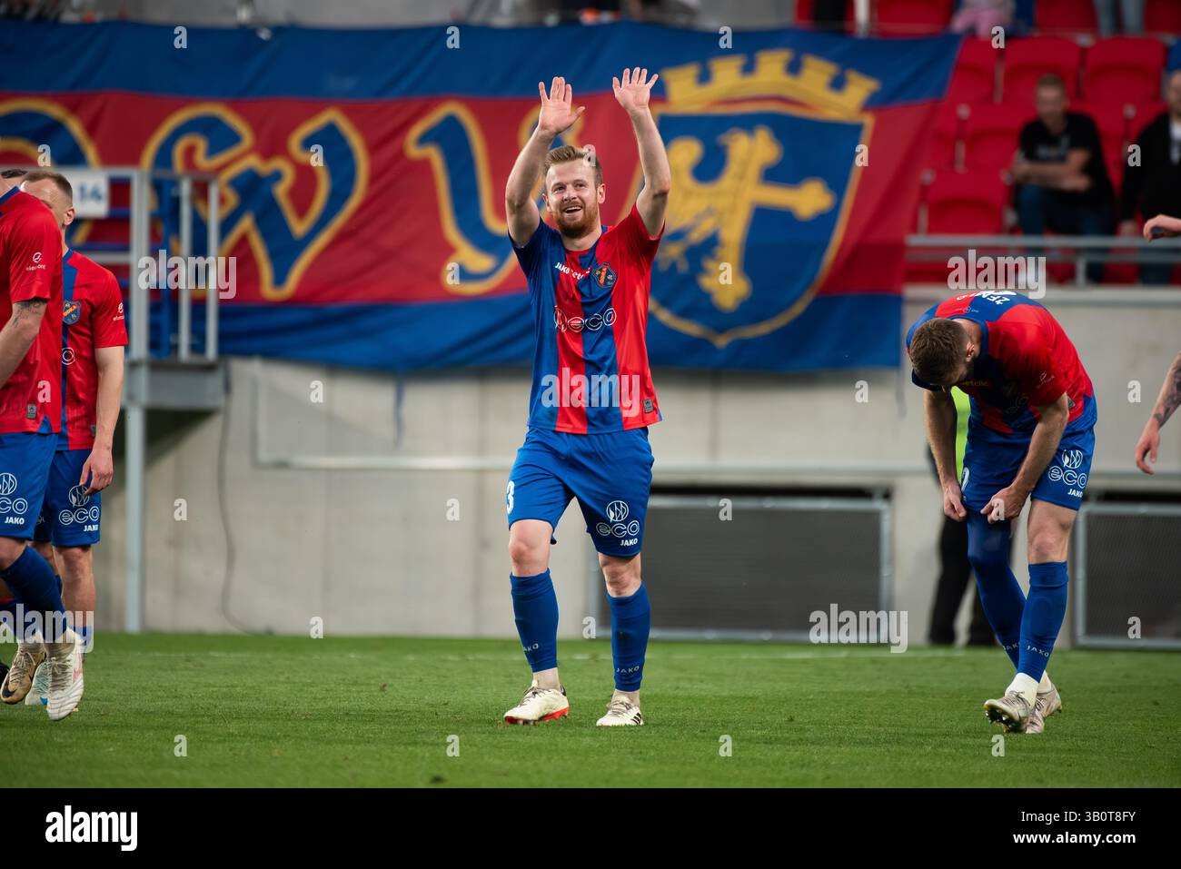 OPOLE, POLONIA – 23 APRILE 2025: BetClic 1 Liga Match Odra Opole vs Stal Rzeszow. Nella foto Adrian Purzycki (13) celebratin goal con la squadra. Foto Stock