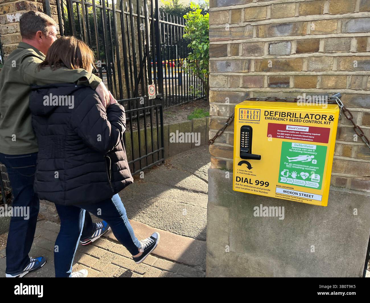 Armadietto combinato del defibrillatore e armadietto bloccato per il controllo di emergenza con smarginatura con kit di controllo in Moxton Street Marylebone, Londra Regno Unito 2025 Foto Stock