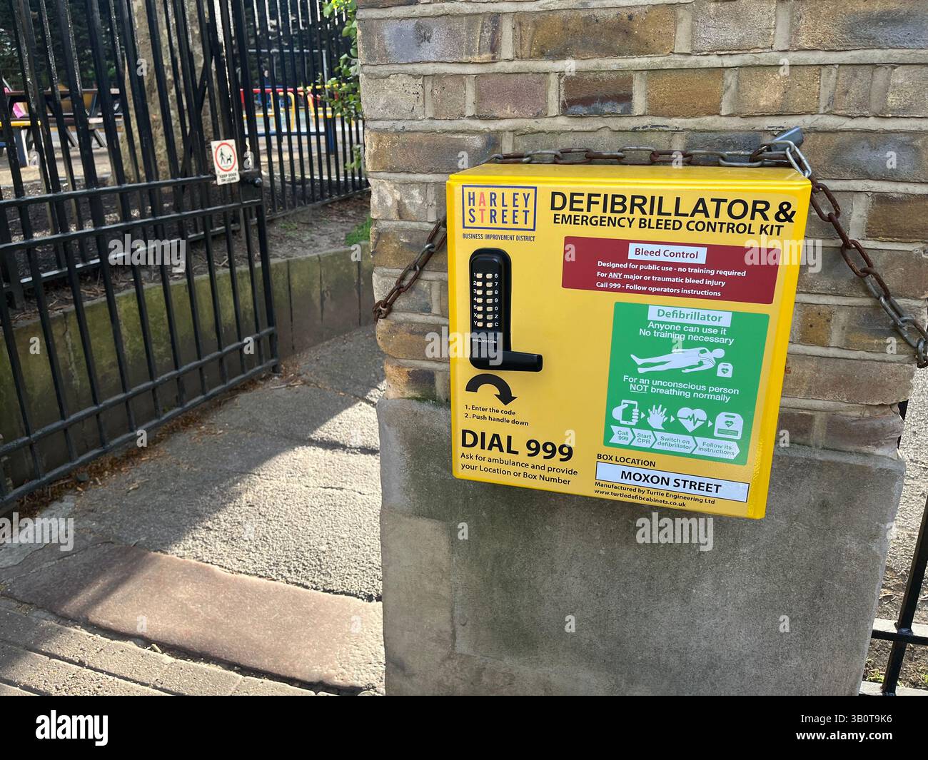 Armadietto combinato del defibrillatore e armadietto bloccato per il controllo di emergenza con smarginatura con kit di controllo in Moxton Street Marylebone, Londra Regno Unito 2025 Foto Stock