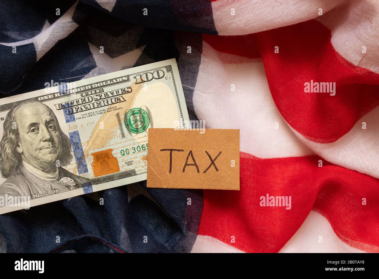 La tassa di iscrizione accanto ad una banconota da un dollaro sullo sfondo della bandiera degli Stati Uniti, il concetto di tasse e tariffe americane Foto Stock