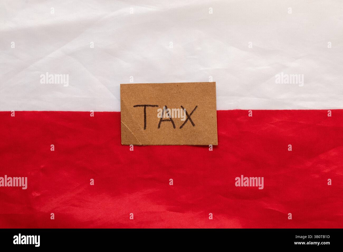 Cartone con la tassa di iscrizione sullo sfondo della bandiera della Polonia, tasse in Polonia Foto Stock