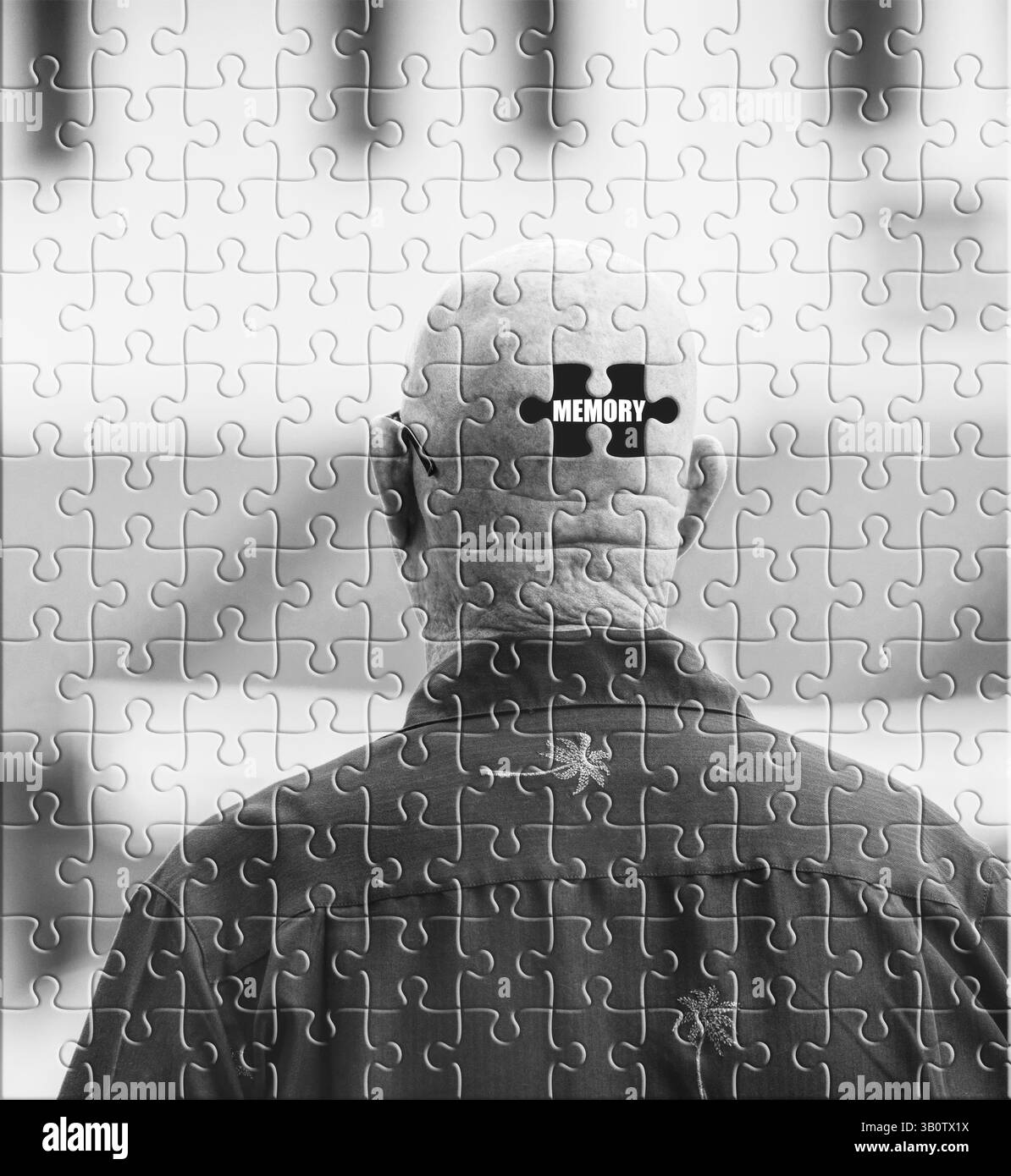 Uomo anziano con frammento di memoria mancante – concetto di demenza, alzheimer e perdita di memoria Foto Stock