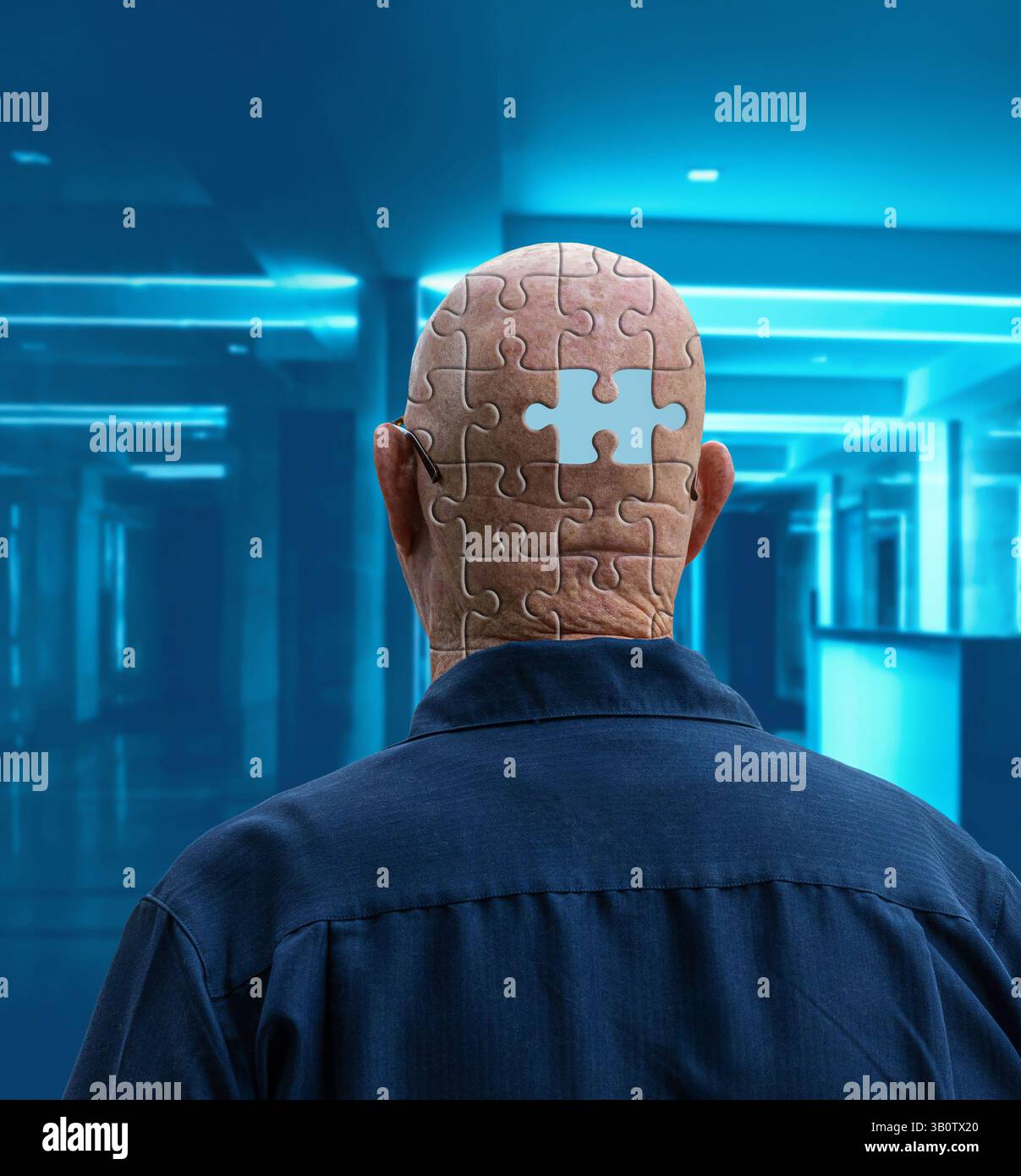 Uomo anziano con frammento di memoria mancante – concetto di demenza, alzheimer e perdita di memoria Foto Stock