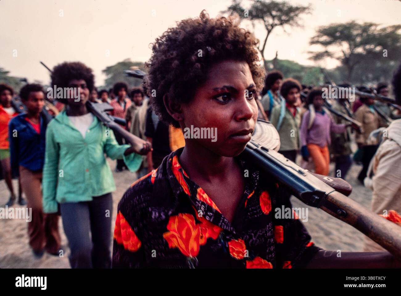 EPLF (Eritrean People's Liberation Front) combattenti donne durante l'addestramento nell'area di base, altopiani eritrei, aprile 1993 Foto Stock